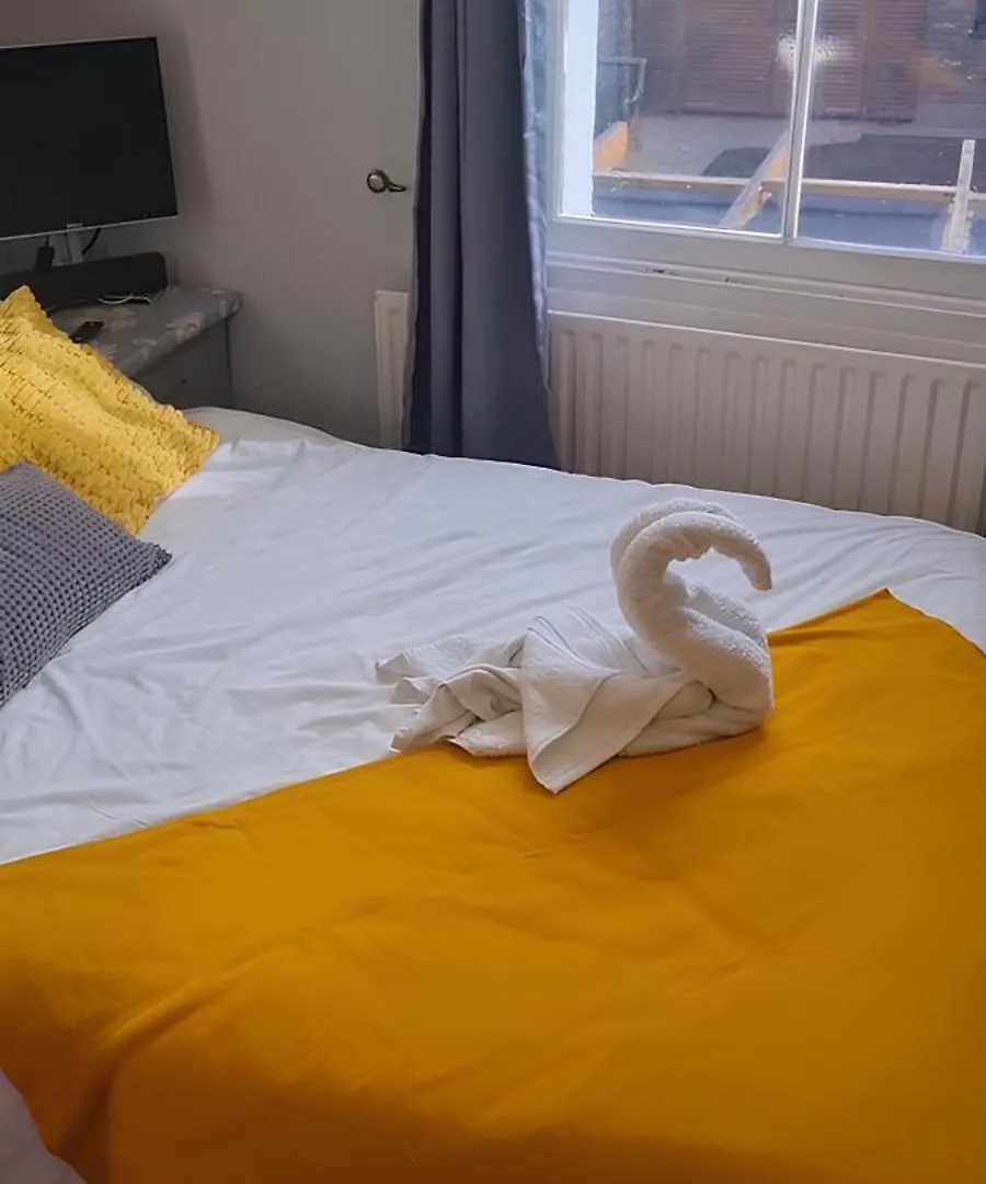 Apartment Studio At 113B - A Home Away From Home Hampton Hill United Kingdom
