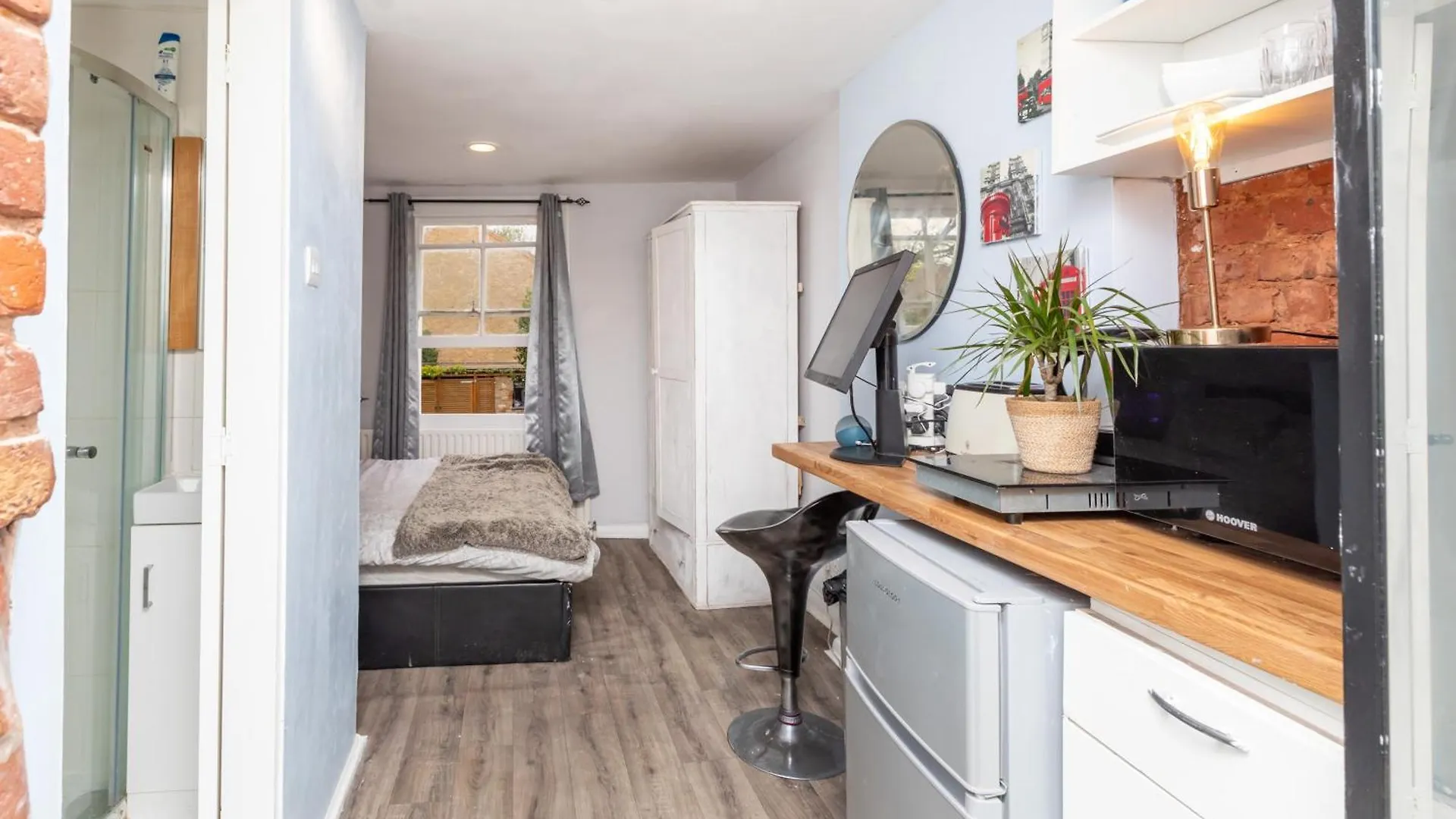 Studio At 113B - A Home Away From Home Hampton Hill